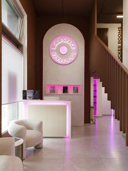 Сертификат L.A.B SPACEПодарочный сертификат L.A.B SPACE к 8 Марта — хороший вариант для тех, кто ценит не только уход, но и ощущение сильного, гибкого тела. Он дарит доступ к студиям растяжки и фитнеса с разными форматами тренировок: от классического и hot-stretching до functional training, TRX, пилатеса и медитативных практик с гонгом. Сертификаты выпускаются на разные суммы и безлимитные абонементы, поэтому их можно подарить и новичку, и тому, кто давно в спорте, но хочет добавить в жизнь больше движения и регулярной заботы о себе.