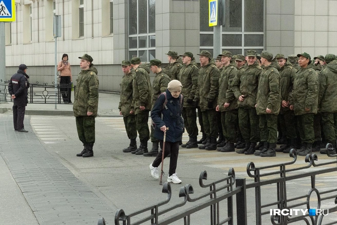Кто-то шел посмотреть на тренировку военных сознательно | Источник: Даниил Конин / ИА «ИрСити»