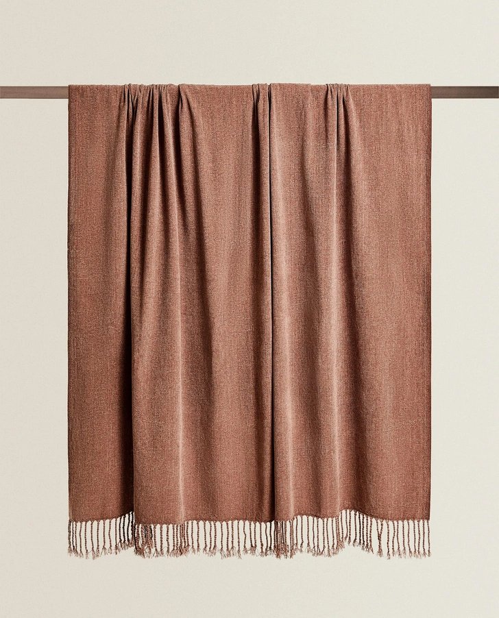 Плед из трикотажной меланжевой синели, Zara Home, www.zarahome.com, 2 299 руб.