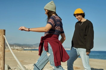 «Дочь одевается как оборванка»: почему молодежь ходит в мешковатой рваной одежде