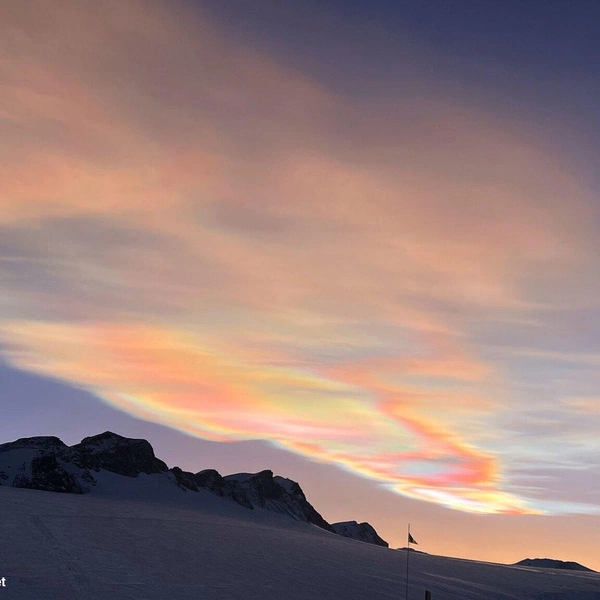 Перламутровые облака над Антарктикой | Источник: Victor Cirstet / Standard Chartered Weather Photographer of the Year 2025