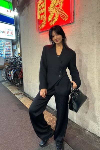 японский стиль, японский стиль одежды, японский женский стиль, девушка в японском стиле, одежда в японском стиле для женщин, современный японский стиль одежды, как одеваются японки | Источник: theDay/higgsfield