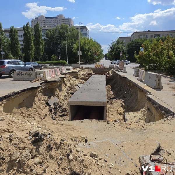 Кое-где асфальт уже начал уходить в раскоп | Источник: Константин Завриков / V1.RU