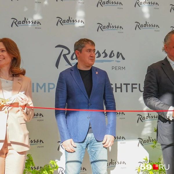 Красную ленточку перерезали управляющий директор Radisson в России Виолетта Ромэро дэ Торрэс и собственник здания Александр Петров при поддержке губернатора Прикамья Дмитрия Махонина | Источник: Тимофей Калмаков / 59.RU