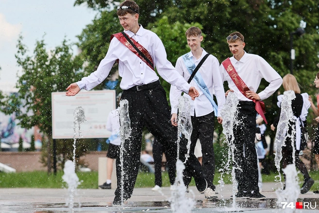 Буквально оккупировав «сухие» фонтаны на набережных | Источник: Наталья Лапцевич
