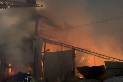 Сильный пожар уничтожил мебельный склад в Казани