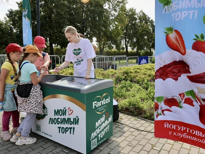 Бесплатно раздавал сладости гостям 74 САП ФЕСТ и «Фантэль» | Источник: Наталья Лапцевич