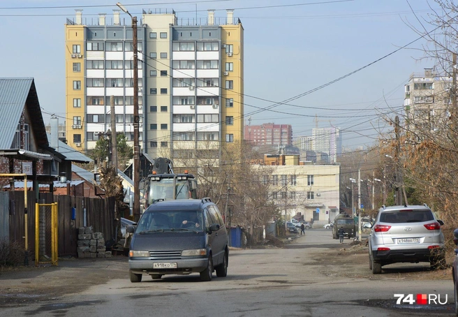 Улица Партизанская асфальтирована, но местами неровная, узкая и проходит вдоль частных домов. Большой трафик без реконструкции она не примет | Источник: Артем Краснов