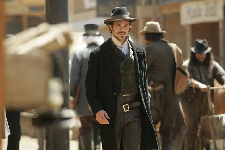 кадр из сериала «Дедвуд» («Дэдвуд», Deadwood, 2004–2006) | Источник: кадр из сериала «Дедвуд» («Дэдвуд», Deadwood, 2004–2006)