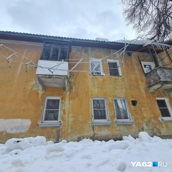 Снегозадержатели висят уже больше двух недель | Источник: Светлана Коновалова / YA62.RU