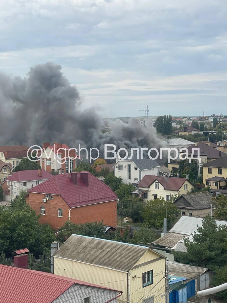 Крупный пожар уничтожил двухэтажный дом в Дзержинском районе Волгограда — видео