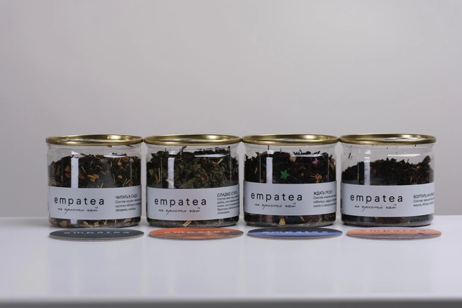 К каждому вкусу чая прилагается подставка под кружку с интересной историей | Источник: Empatea