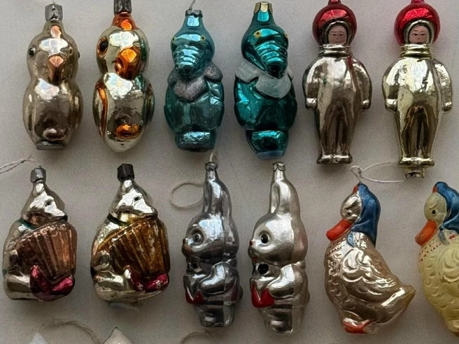 Внешне изделия Ирины Манаенковой совершенно неотличимы от настоящих стеклянных ёлочных игрушек. | Источник: предоставила Ирина Манаенкова