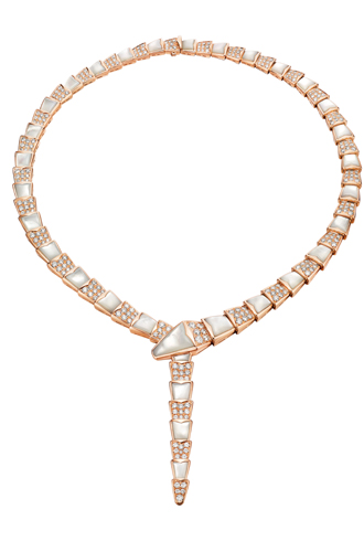 Колье из коллекции Serpenti: розовое золото, перламутровые вставки, бриллиантовое паве.