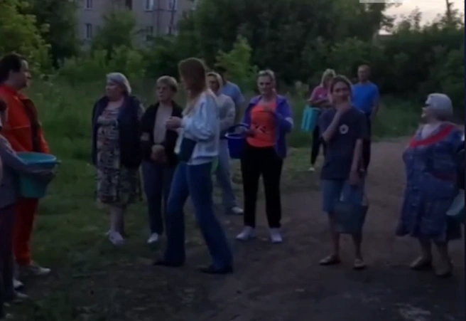 Жители поселка выходят на стихийные митинги и требуют вернуть воду | Источник: Типичный Старокамышинск / Vk.com