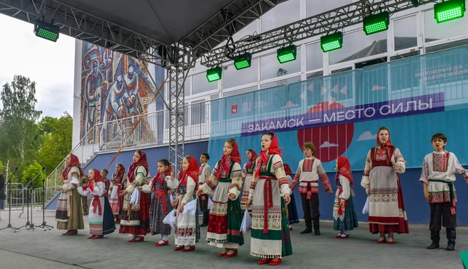 На первом концерте в Кировском районе выступили юные и профессиональные артисты, а программу посвятили Дню защиты детей | Источник: администрация города Перми