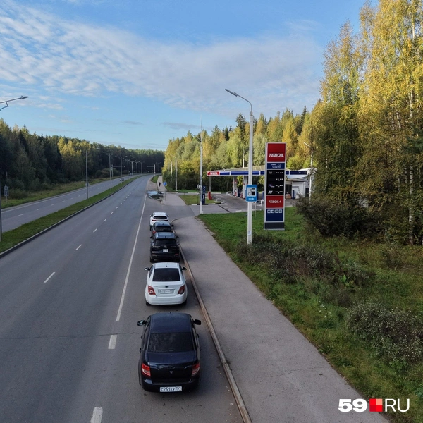 Перед АЗС выстроилась очередь из пустых машин: корреспондент 59.RU ищет бензин в Перми — онлайн | Источник: Кирилл Хафизов / 59.RU