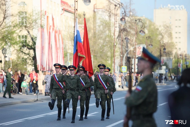 Военные отрабатывают шаг&nbsp;— синхронно и четко под музыку | Источник: Ирина Шарова / 72.RU
