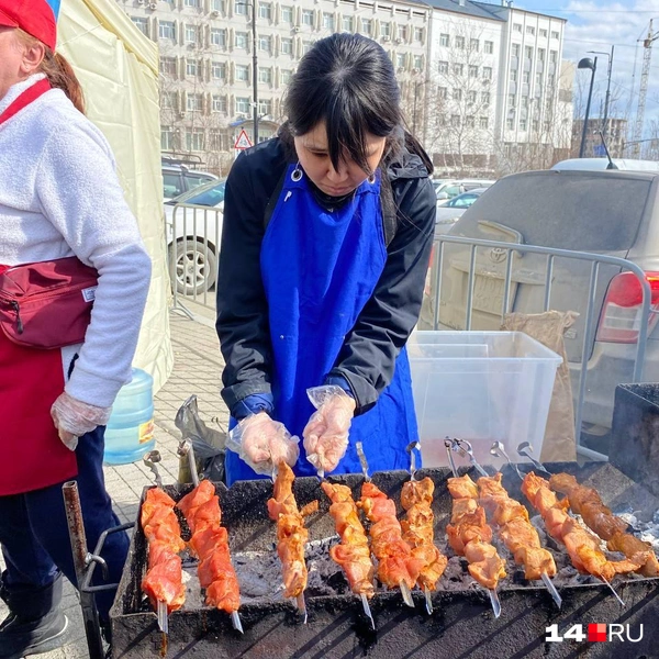 Судя по выражению лица повара, шашлыки даются с трудом. Но люди покупают (350 рублей за порцию) | Источник: Надежда Ефимова / 14.RU