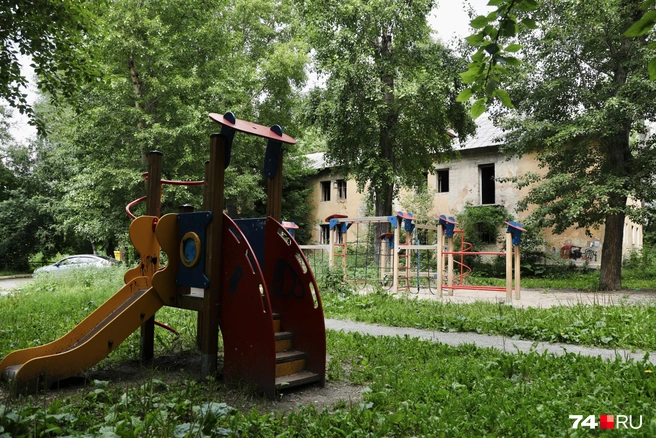 Детская площадка с таким фоном выглядит жутковато | Источник: Наталья Лапцевич