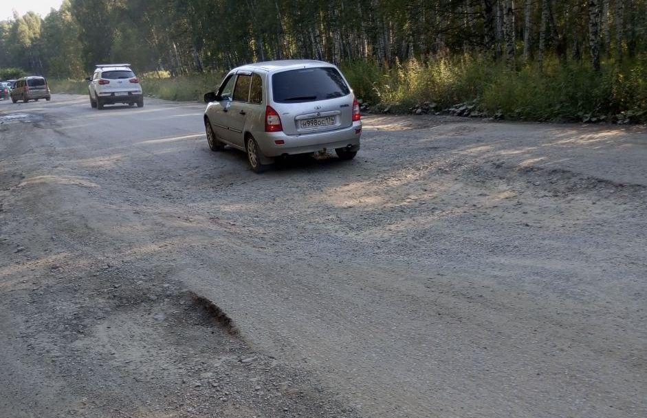 «Худшая дорога в области!» Автомобилисты возмущены состоянием асфальта около знаменитой беляшной