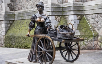 «Всё это неприлично»: в Дублине хотят защитить статую Молли Малоун от шаловливых рук туристов