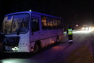 Столкновение автобуса и легкового автомобиля на трассе в Свердловской области
