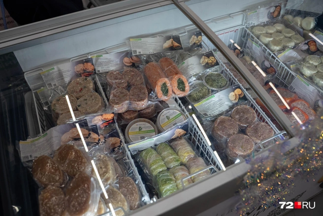 Есть и замороженные продукты. Котлеты из индейки с беконом стоят 690 рублей за четыре штуки. Сырники — 650 рублей за девять штук | Источник: Илья Чикотин / 72.RU