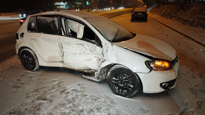 На дорогах Екатеринбурга начались массовые аварии. Следим за снегопадом в режиме онлайн | Источник: ИА «Ночные новости»