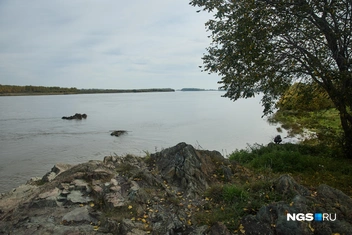 Построили церковь в самой высокой части города, на скальных выступах, которые даже во время высокой воды видно над поверхностью реки | Источник: Александр Ощепков / NGS.ru