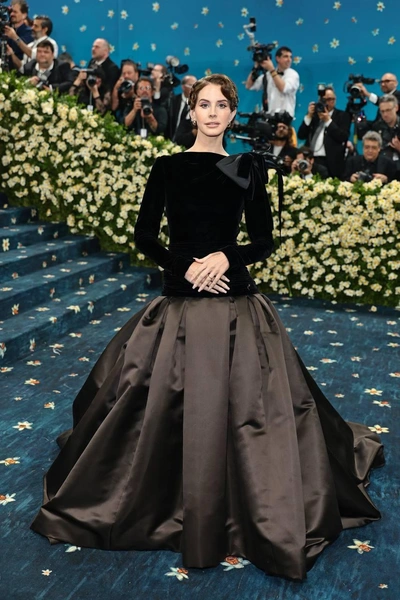 Лана Дель Рей в Valentino и с золотым крокодильчиком в волосах (привет мужу)