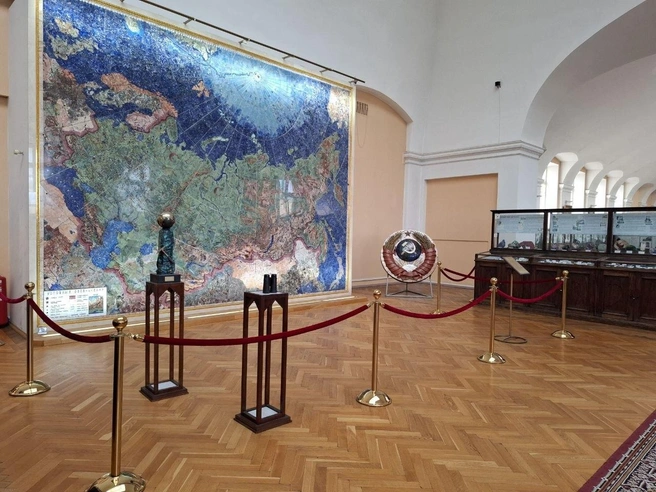 Карта СССР, украшенная самоцветами | Источник: Ирина Багликова