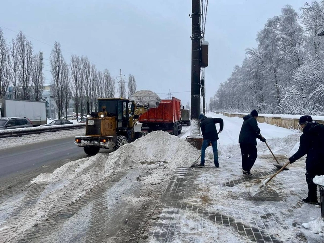 Аномальные снегопады продолжаются в Нижнем Новгороде уже вторые сутки подряд. | Источник: Юрий Шалабаев / t.me