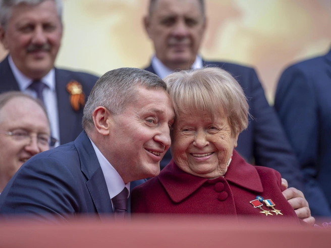 Губернатору единственному было позволено обнимать Александру Пахмутову на трибуне. | Источник: Константин Завриков / V1.RU
