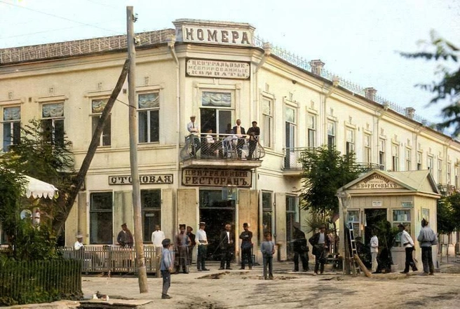 Геленджик, 1915 год. Гостиница у моря, которая открылась весной 1904 года. С 90-х здесь располагается администрация курорта  | Источник: BspChannel