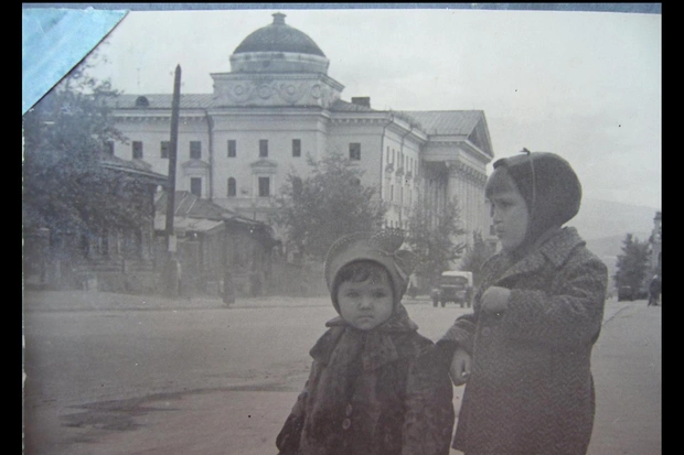 Улица Ленинградская, вид на перекресток с Ленина. 1959 год | Источник: Ангелина Силинская / группа «Чита — фото из прошлого» во «ВКонтакте»