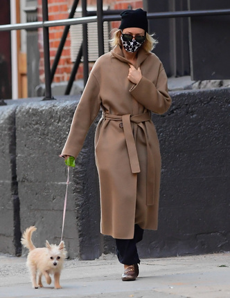 Мюли Gucci + карамельное пальто-халат: неожиданный, но стильный прием Наоми Уоттс