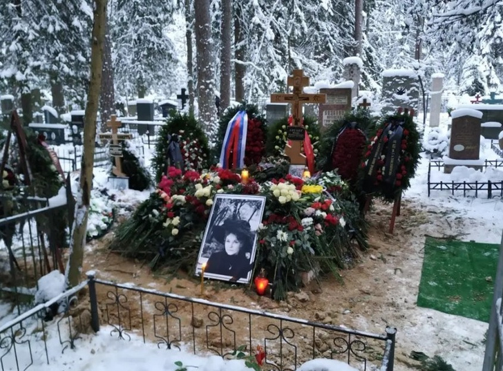Деревянный крест, море цветов. Нину Ургант похоронили рядом с мамой Ивана