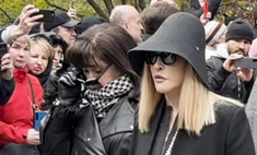 Поклонники обратились к Пугачевой в трауре на похоронах Юдашкина