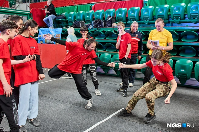Подростки демонстрировали спортивные навыки. В числе соревнований — перетягивание подковы | Источник: Александр Ощепков/NGS.RU