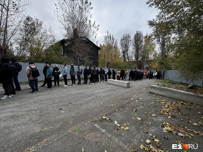 Некоторые студенты приходят в 6 утра, чтобы занять очередь в военкомат | Источник: Анастасия Копыркина / E1.RU