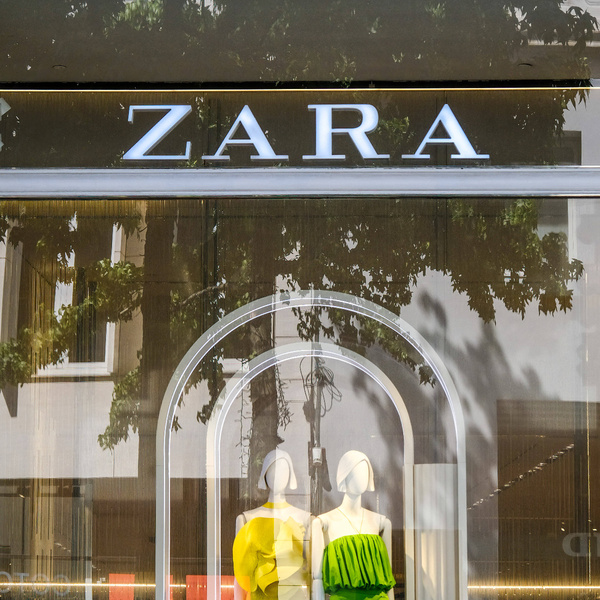 Рано радовались: бренды Zara и Bershka не будут продавать свои вещи в России 😢