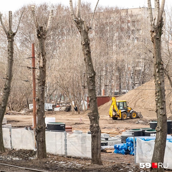 На площадке лежат стройматериалы | Источник: Василина Любимова / 59.RU