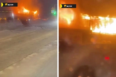 В новосибирском поселке загорелось здание, хозяин тушил снегом