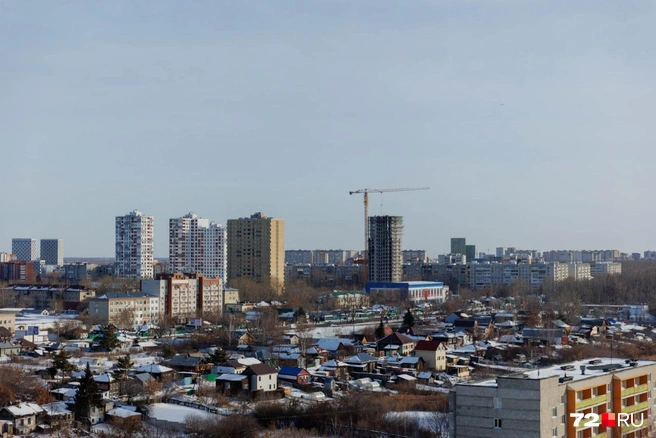 Мы находимся в многоэтажке в проезде Солнечном. Отсюда открывается вид на Заречный район Тюмени. Что видят его жильцы? | Источник: Ирина Шарова