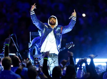 Эминем выступил в перерыве матча НФЛ. Среди зрителей были его дочь и внук