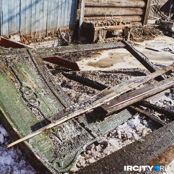 Во время тушения пожарным пришлось отламывать красивейшие ставни, которые, казалось, могли бы прожить еще сотню лет | Источник: Даниил Конин / «ИрСити»