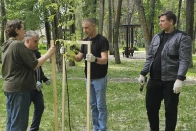 В Детском парке высадили молодые деревья