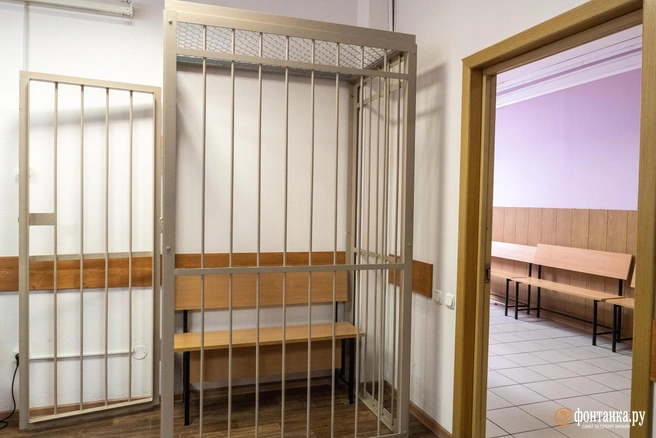 Мужчина сбежал прямо из зала суда | Источник: Михаил Огнев / FONTANKA.RU