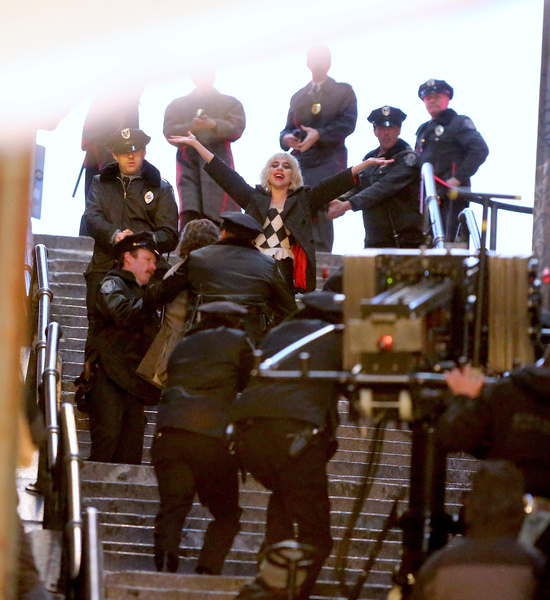 Харли Квинн на той самой лестнице: смотрим новые кадры с Леди Гагой со съемок «Джокера 2»